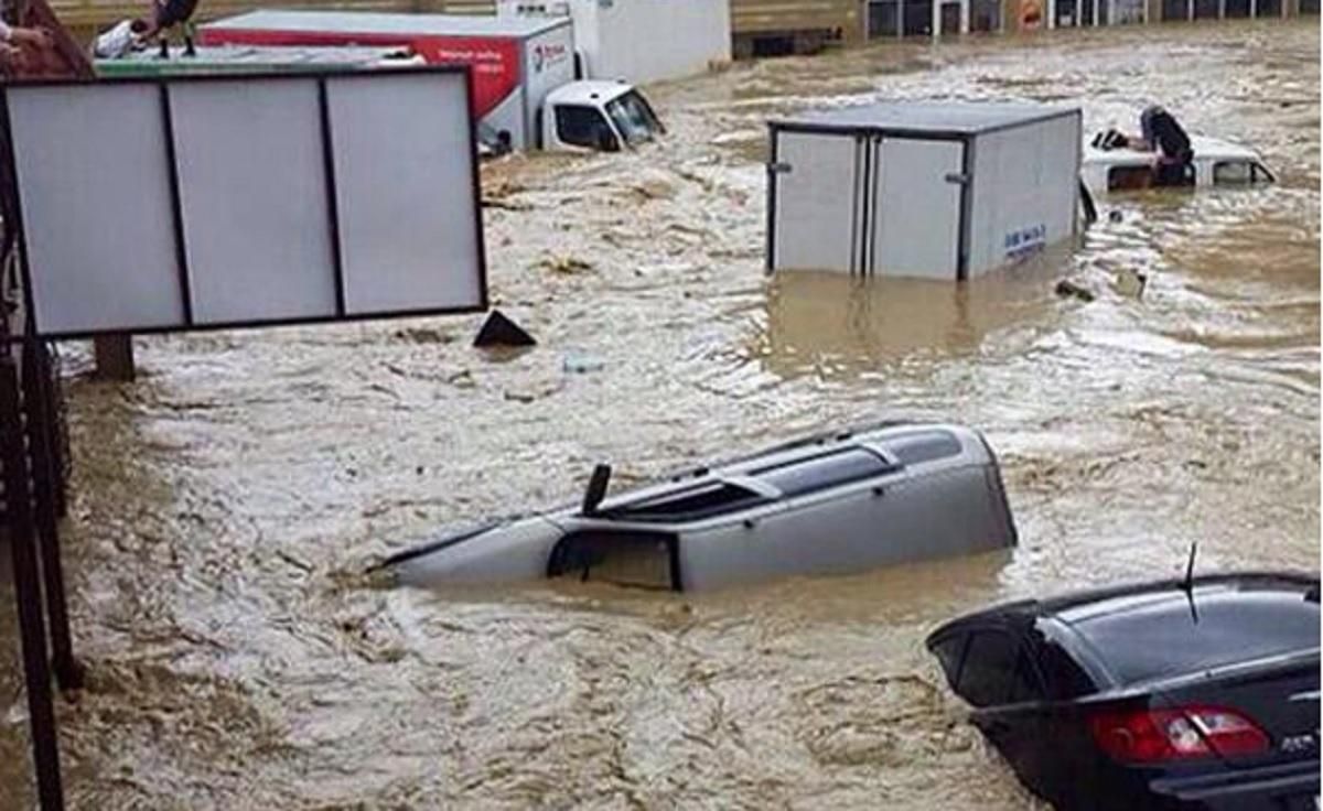 Негода в Ялті 18 червня 2021: вода змиває все на своєму шляху Негода в Ялті 18 червня 2021: вода змиває все на своєму шляху