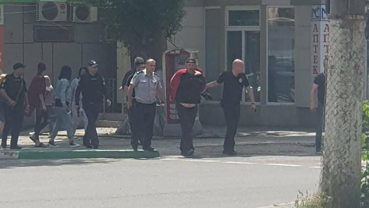 Житель Одесской области угрожал ножом прохожим: видео Житель Одесской области угрожал ножом прохожим: видео