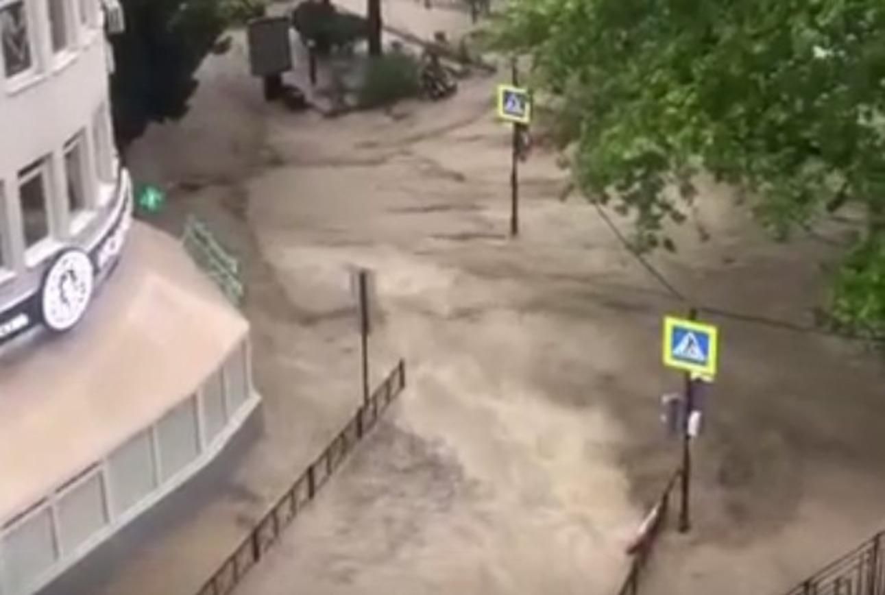 В окупованому Криму є перша жертва негоди: загинув чоловік в Ялті В окупованому Криму є перша жертва негоди: загинув чоловік в Ялті