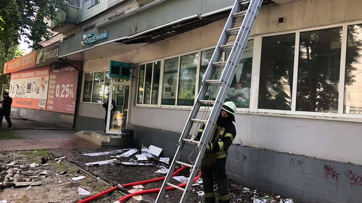 На Подоле в Киеве в многоэтажке горело помещение банка