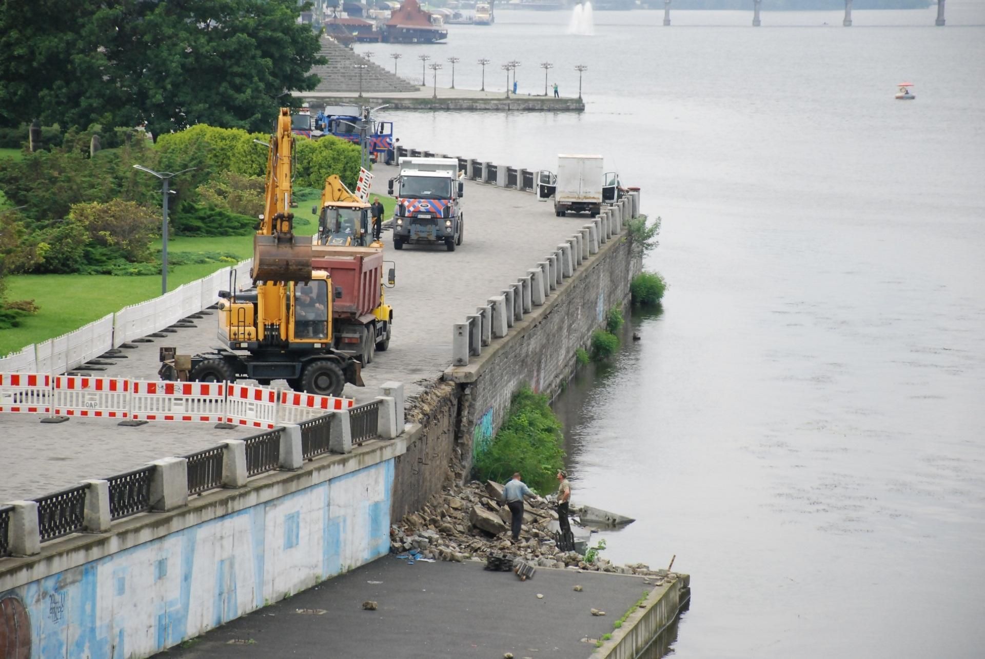 Встановили без цементу: в Дніпрі руйнується набережна – фото Встановили без цементу: в Дніпрі руйнується набережна – фото