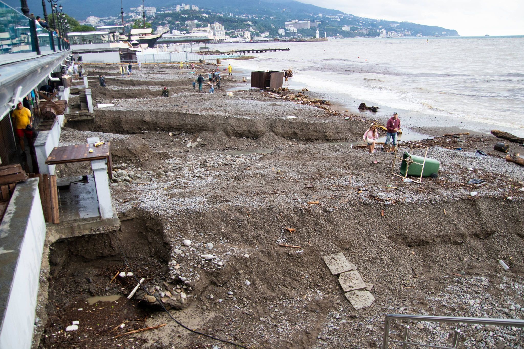 Зруйновані пляжі та загиблі: наслідки негоди в Криму – фото