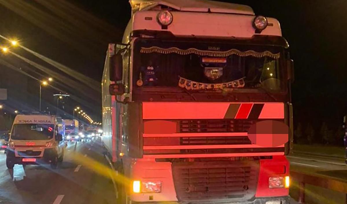В Киеве грузовик насмерть сбил 2 пешеходов: перебегали дорогу