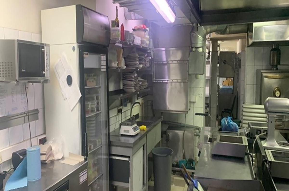 У Харкова отруїлися багато людей: фото кухні ресторану Якіторія У Харкова отруїлися багато людей: фото кухні ресторану Якіторія