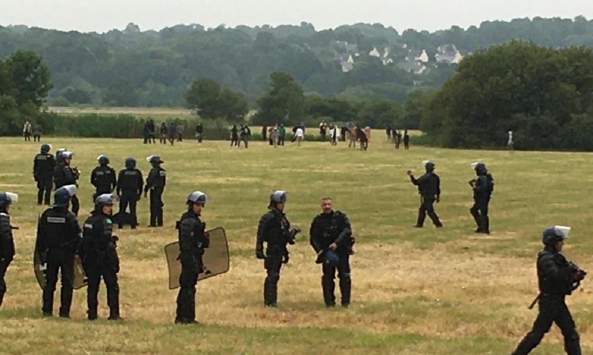 Во Франции полиция разогнала вечеринку: один участник потерял руку Во Франции полиция разогнала вечеринку: один участник потерял руку