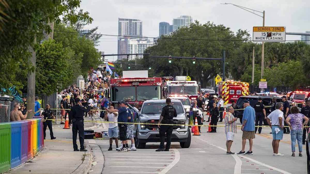 США грузовик въехал в зрителей во время гей-парада – погиб человек США грузовик въехал в зрителей во время гей-парада – погиб человек