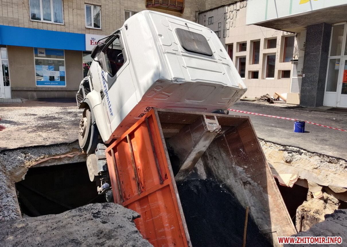 У Житомирі вантажівка провалилась під землю: фото, відео 