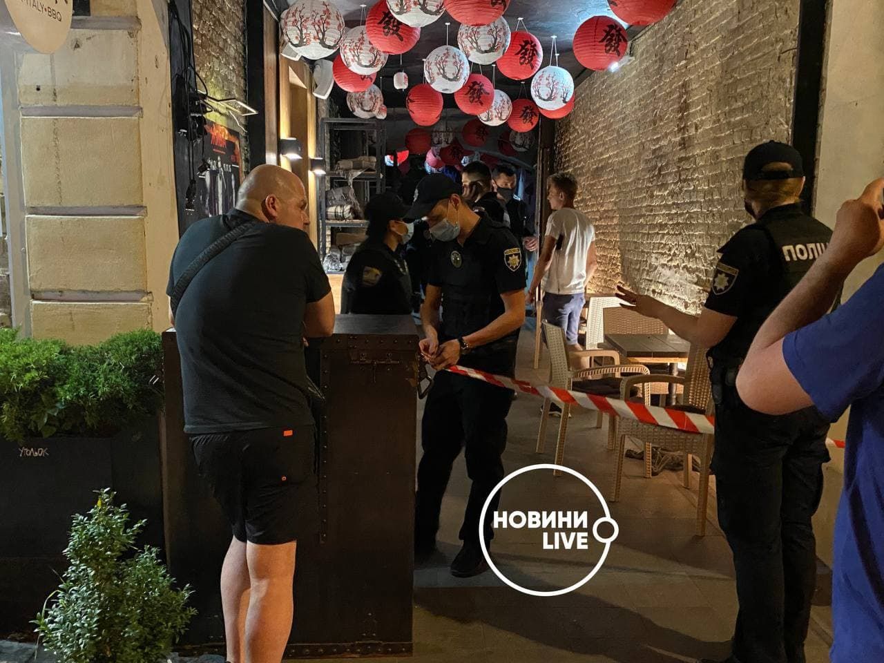 У Києві група молодиків напала на людей, що танцювали лезгінку У Києві група молодиків напала на людей, що танцювали лезгінку