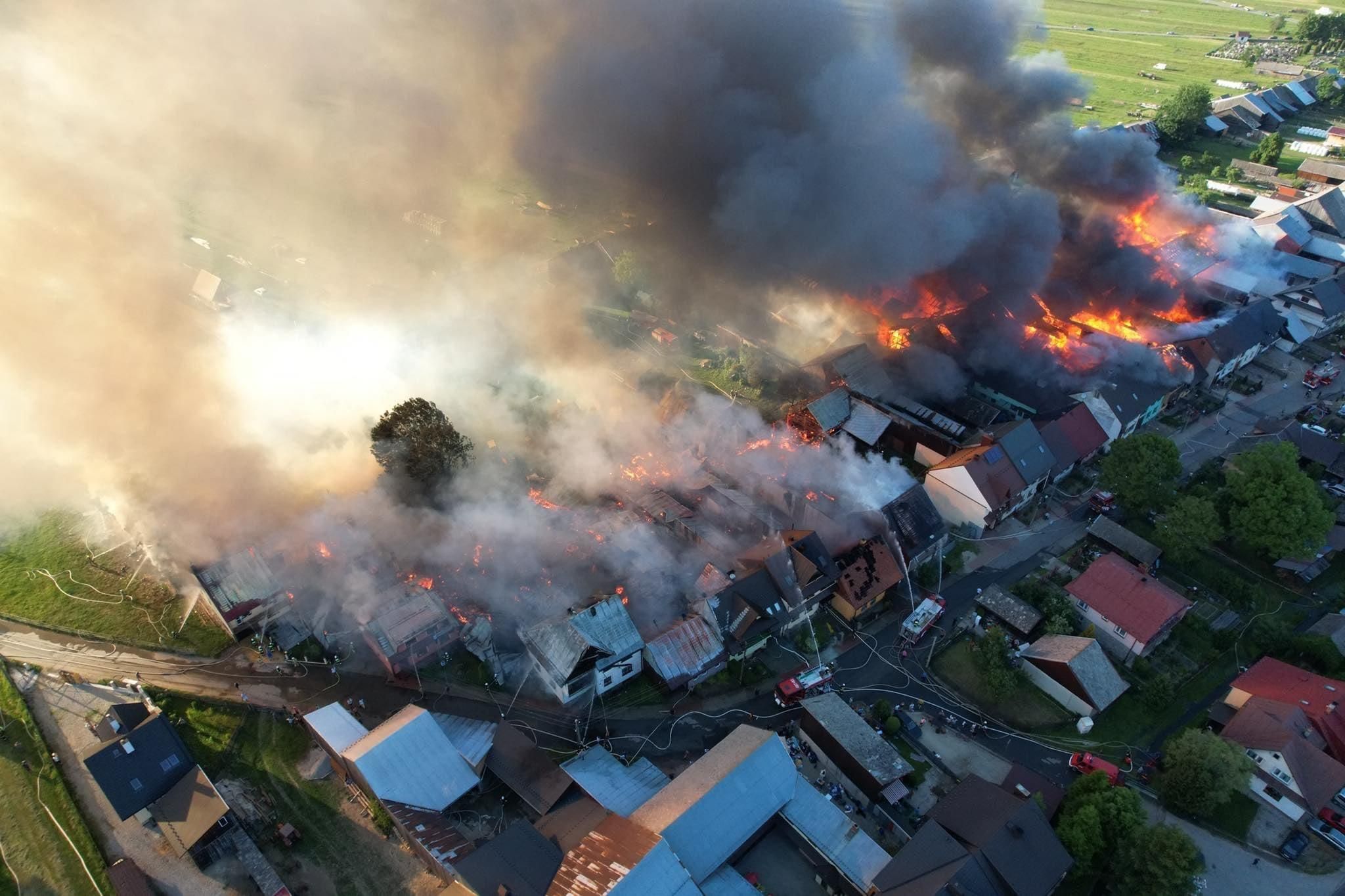 Пожежа у Польщі, у селі Нова Бяла: фото та відео