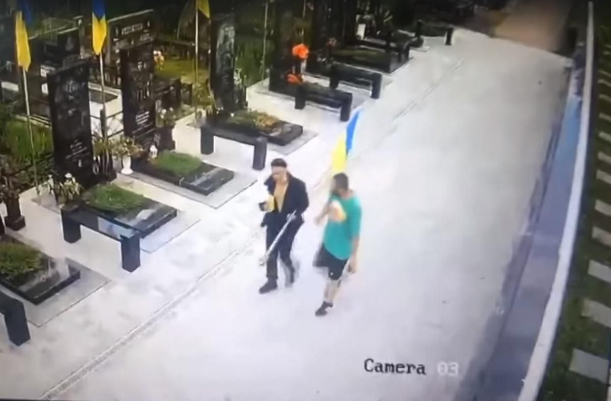 Зірвали прапор з могили військового: вандалізм у Полтаві Зірвали прапор з могили військового: вандалізм у Полтаві