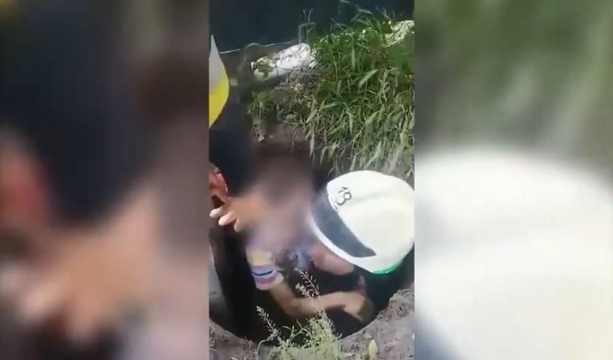 В Днепре 6-летний мальчик упал в колодец - видео спасения ребенка В Днепре 6-летний мальчик упал в колодец - видео спасения ребенка