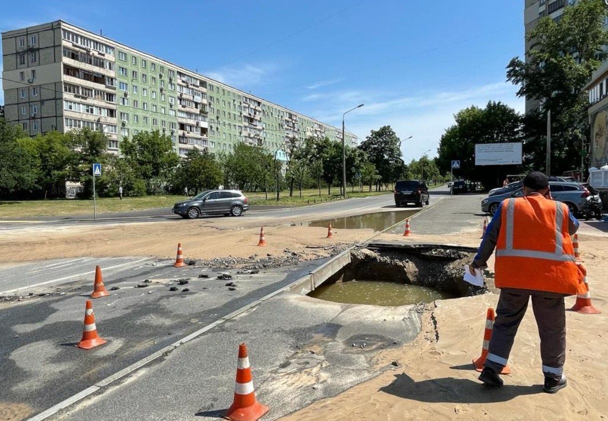 В Киеве на левом берегу прорвало водопровод: видео В Киеве на левом берегу прорвало водопровод: видео