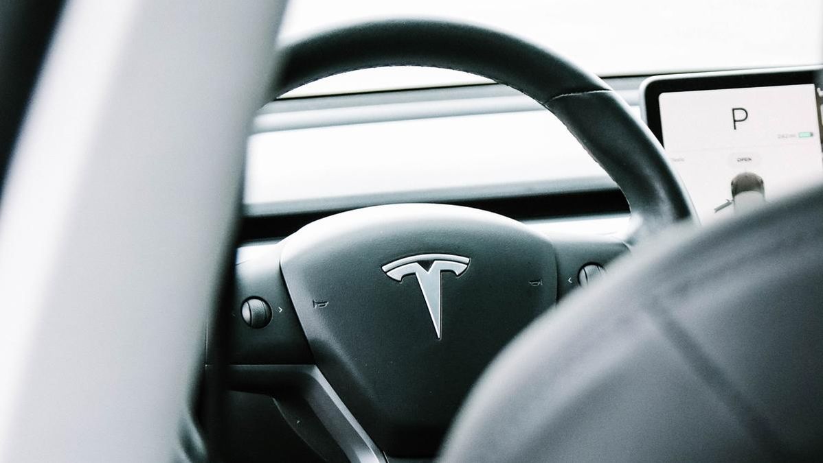 Немовля купило оновлення для Tesla Немовля купило оновлення для Tesla