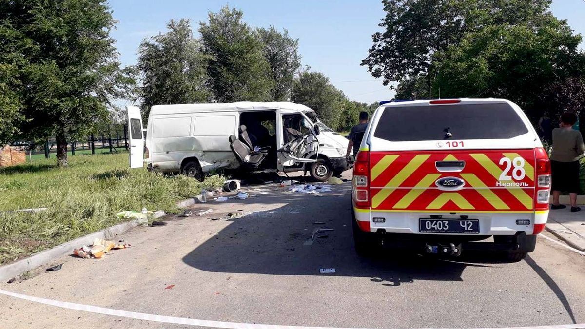 На Дніпропетровщині не розминулись ВАЗ та мікроавтобус: є жертви