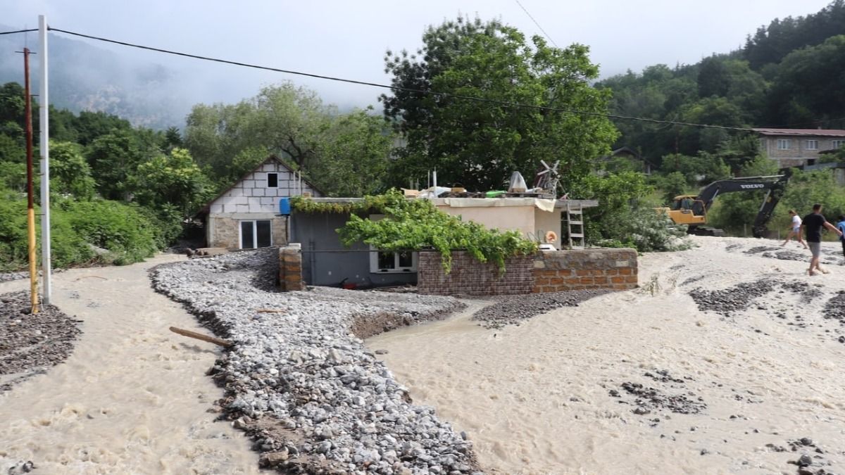 Засыпаны камнями и грязью: под Ялтой дома полностью ушли под воду Засыпаны камнями и грязью: под Ялтой дома полностью ушли под воду