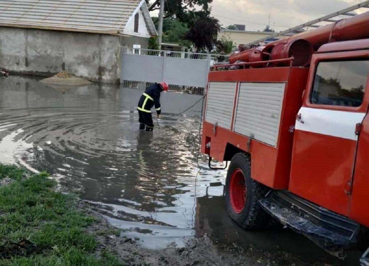 На Одещині через потужні дощі та зливи виникла загроза прориву дамби