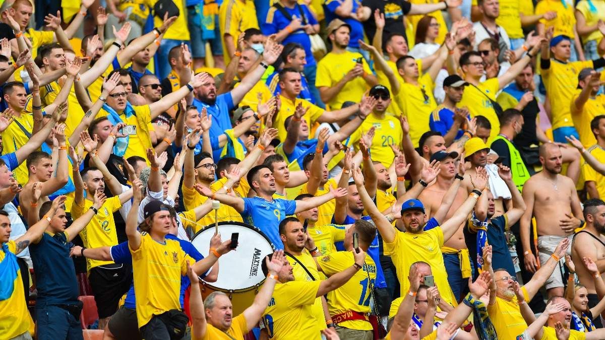 В Киеве болельщики исполнили гимн Украины в фанзоне В Киеве болельщики исполнили гимн Украины в фанзоне