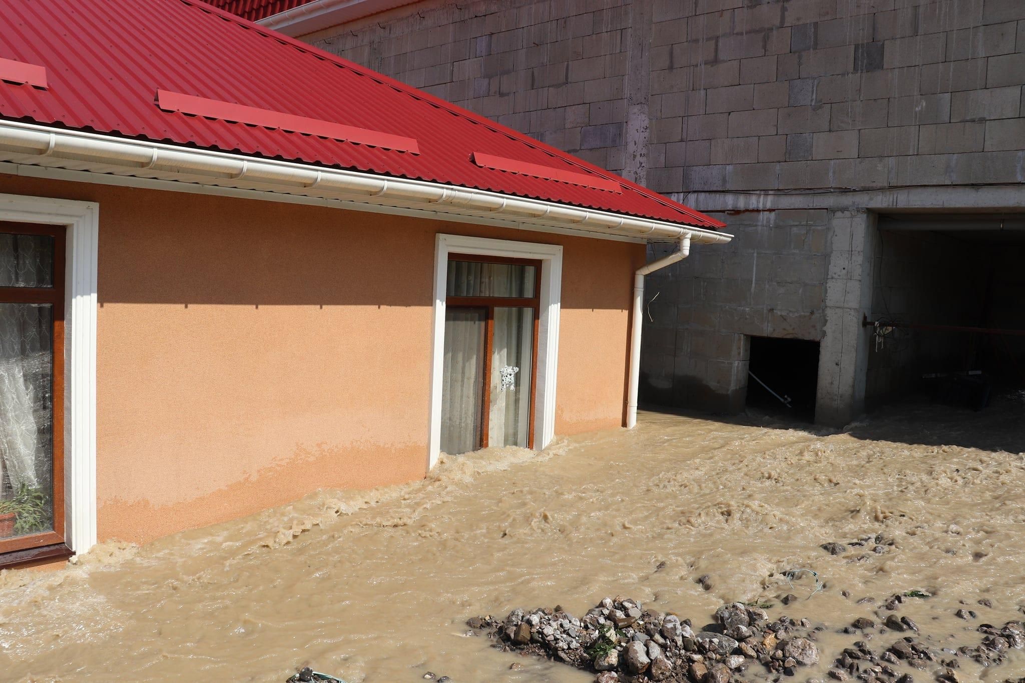 Повінь у Ялті: майже пів сотні постраждалих, є зникла безвісти Повінь у Ялті: майже пів сотні постраждалих, є зникла безвісти