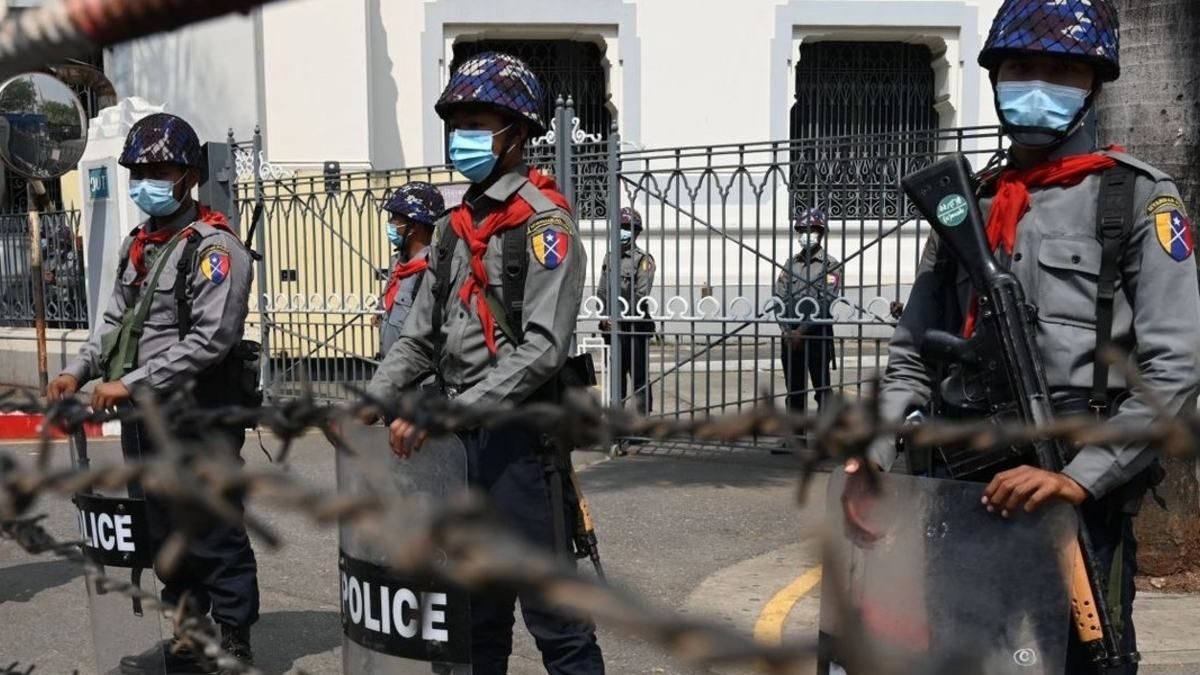 ЕС ввел еще один пакет санкций против военного режима Мьянмы ЕС ввел еще один пакет санкций против военного режима Мьянмы