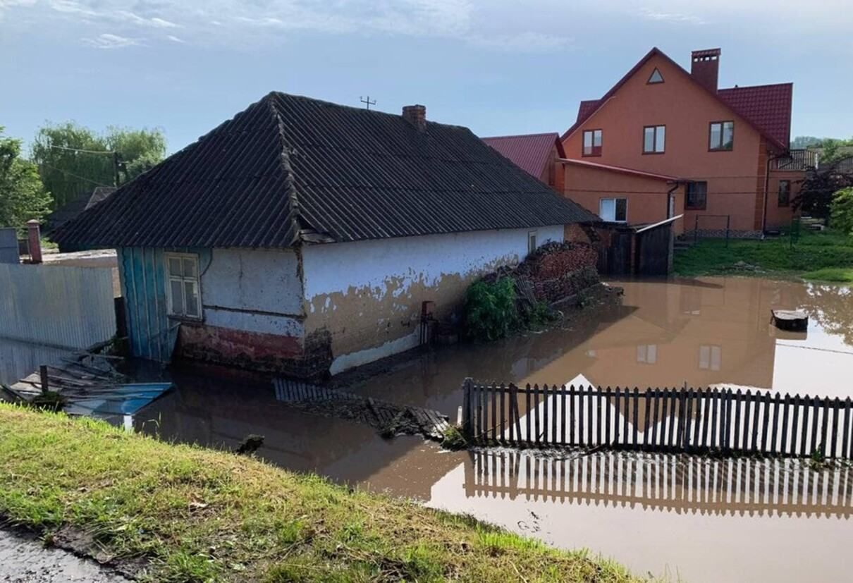 В Дніпрі та на Буковині вода підтопила житлові будинки та подвір'я