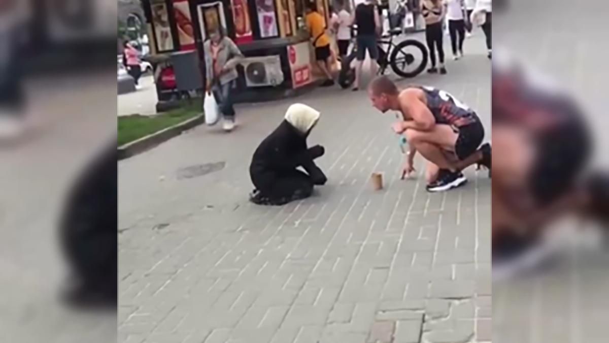 В Киеве бабка нищенка оказалась мужчиной с усами: видео
