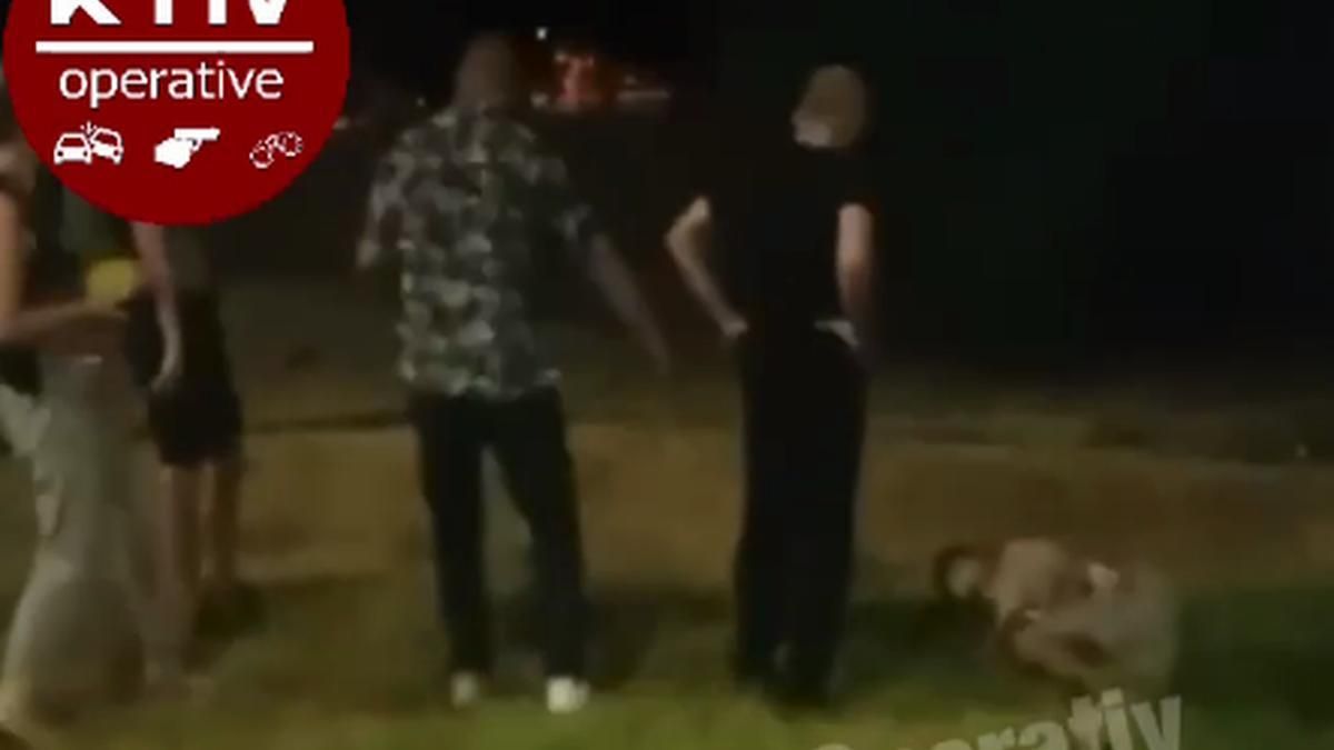 У Києві чоловіки витягли хлопця з маршрутки, побили та пограбували У Києві чоловіки витягли хлопця з маршрутки, побили та пограбували