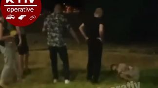 На очах у людей: у Києві чоловіки витягли хлопця з маршрутки, побили та пограбували – відео 18+