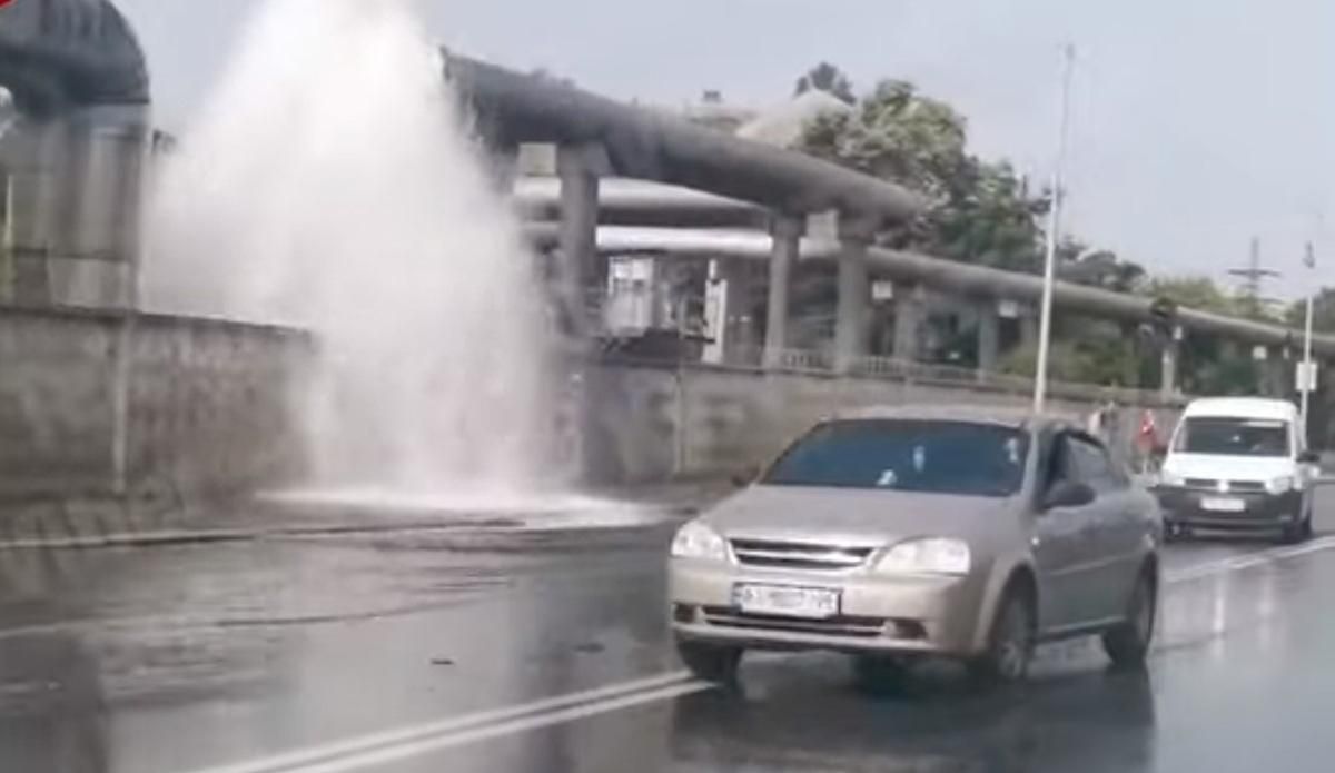 У Києві проравало трубу та утворився фонтан У Києві проравало трубу та утворився фонтан