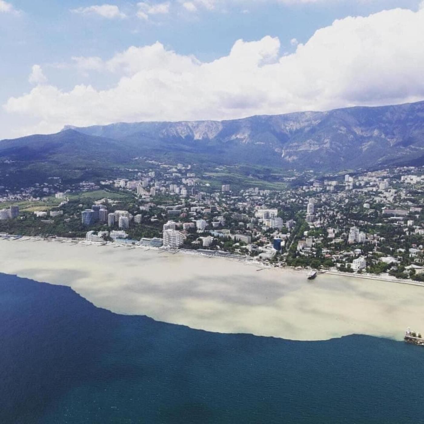 Злива в Ялті змила у море купу сміття Злива в Ялті змила у море купу сміття