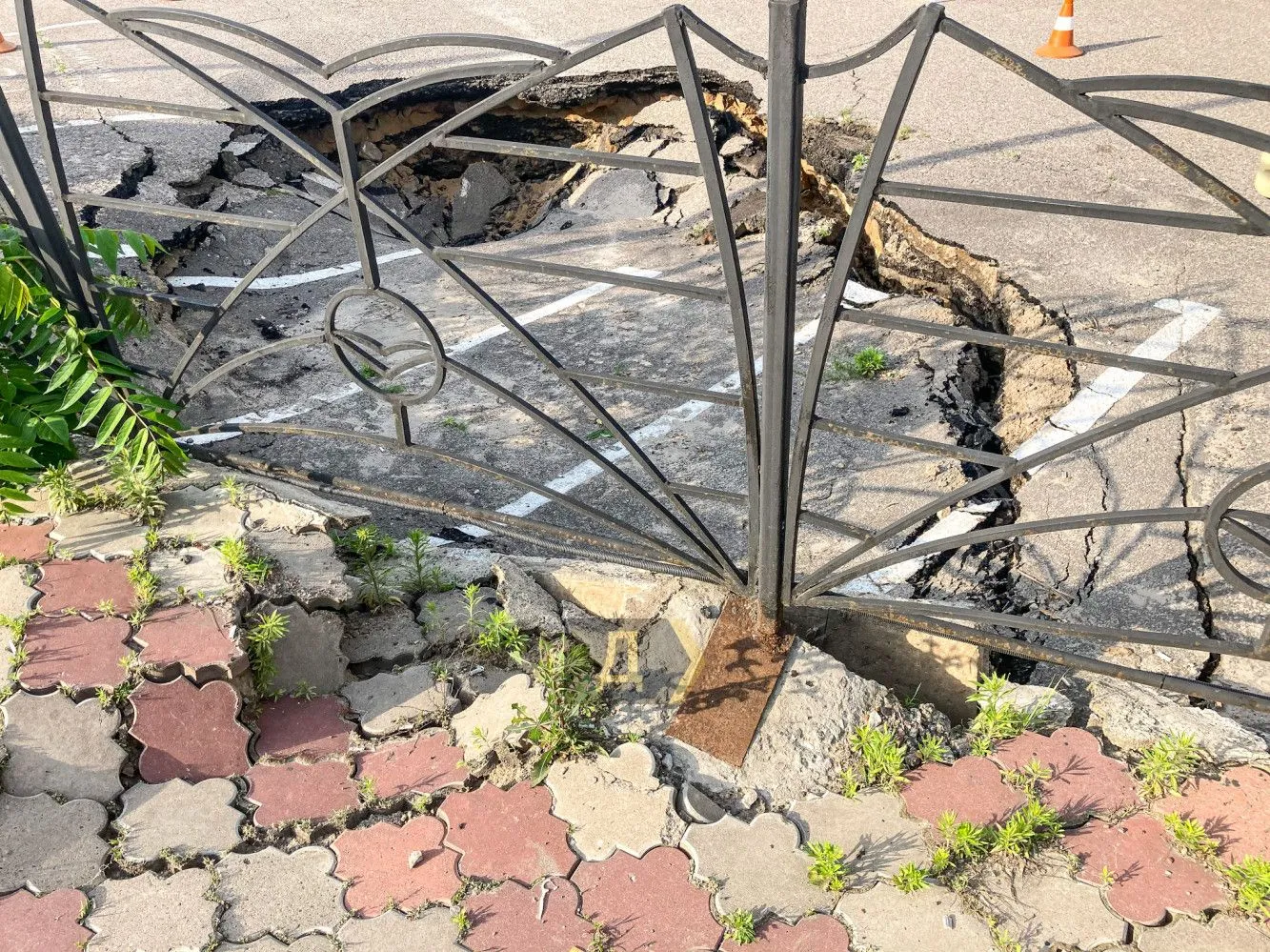 Провалля в Одесі На митній площі провалилась парковка Провалля в Одесі На митній площі провалилась парковка