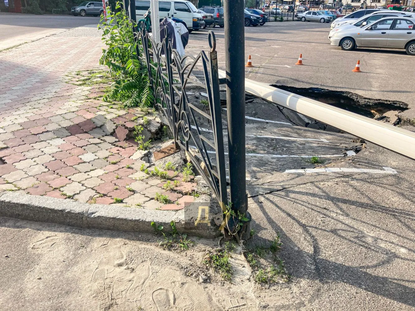 Провалля Митна площа Одеса Провалився асфальт Провалля Митна площа Одеса Провалився асфальт