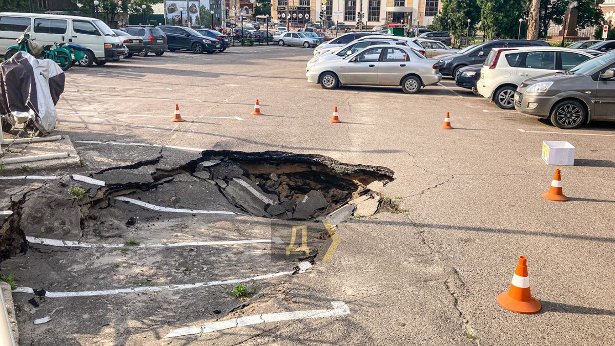 В Одессе образовалось большое пропасть на парковке фото