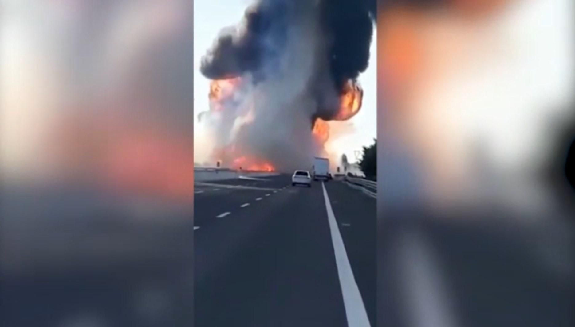 В Італії на трасі вибухнула цистерна зі зрідженим газом: є загиблі В Італії на трасі вибухнула цистерна зі зрідженим газом: є загиблі