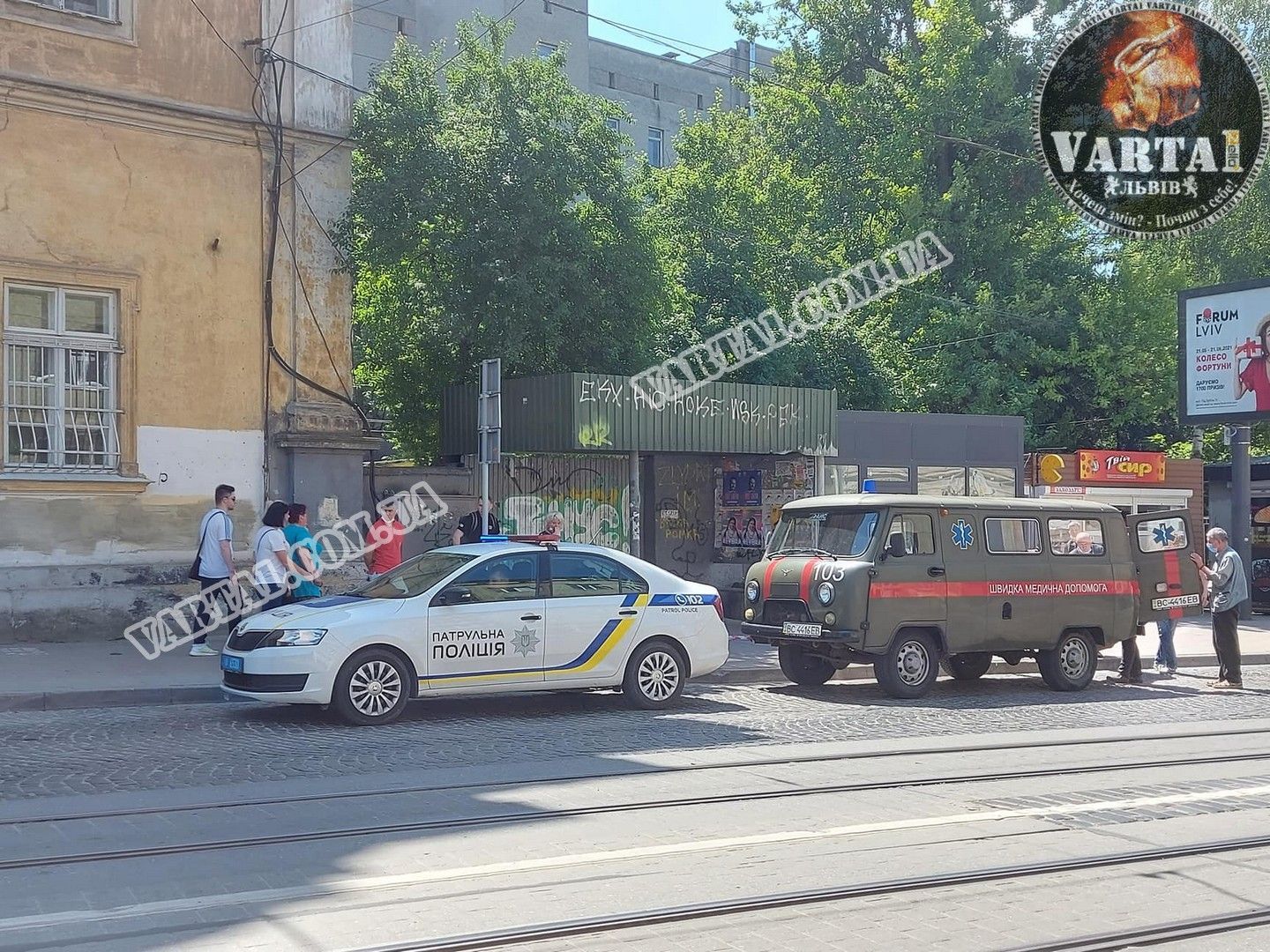 Во Львове 22.06.2021 на остановке внезапно умер мужчина: фото 18+ Во Львове 22.06.2021 на остановке внезапно умер мужчина: фото 18+