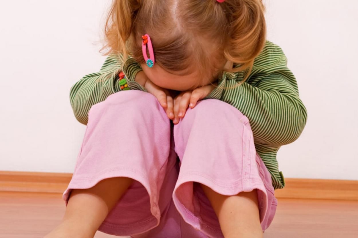 Мать оставила в квартире 4-летнюю дочь несколько дней в Мариуполе Мать оставила в квартире 4-летнюю дочь несколько дней в Мариуполе