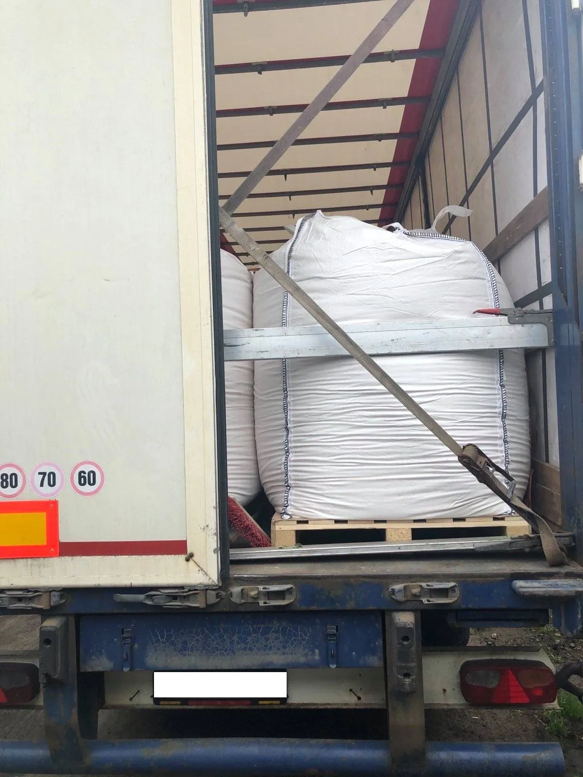 На Львівщині митники виявили понад 20 тонн соєвого борошна з ГМО: фото