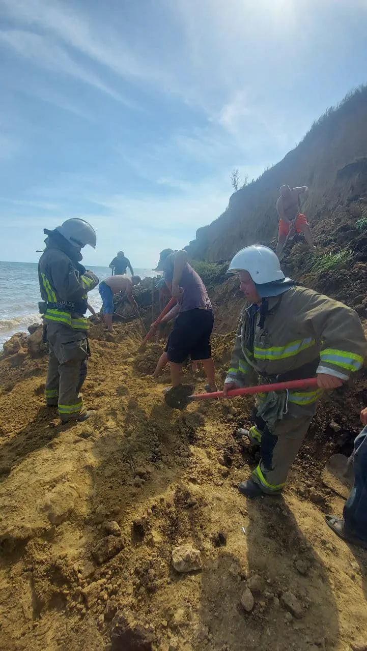 Зсув Одеса Пляж Лебедин Жемчужина пошук потерпілих Зсув Одеса Пляж Лебедин Жемчужина пошук потерпілих