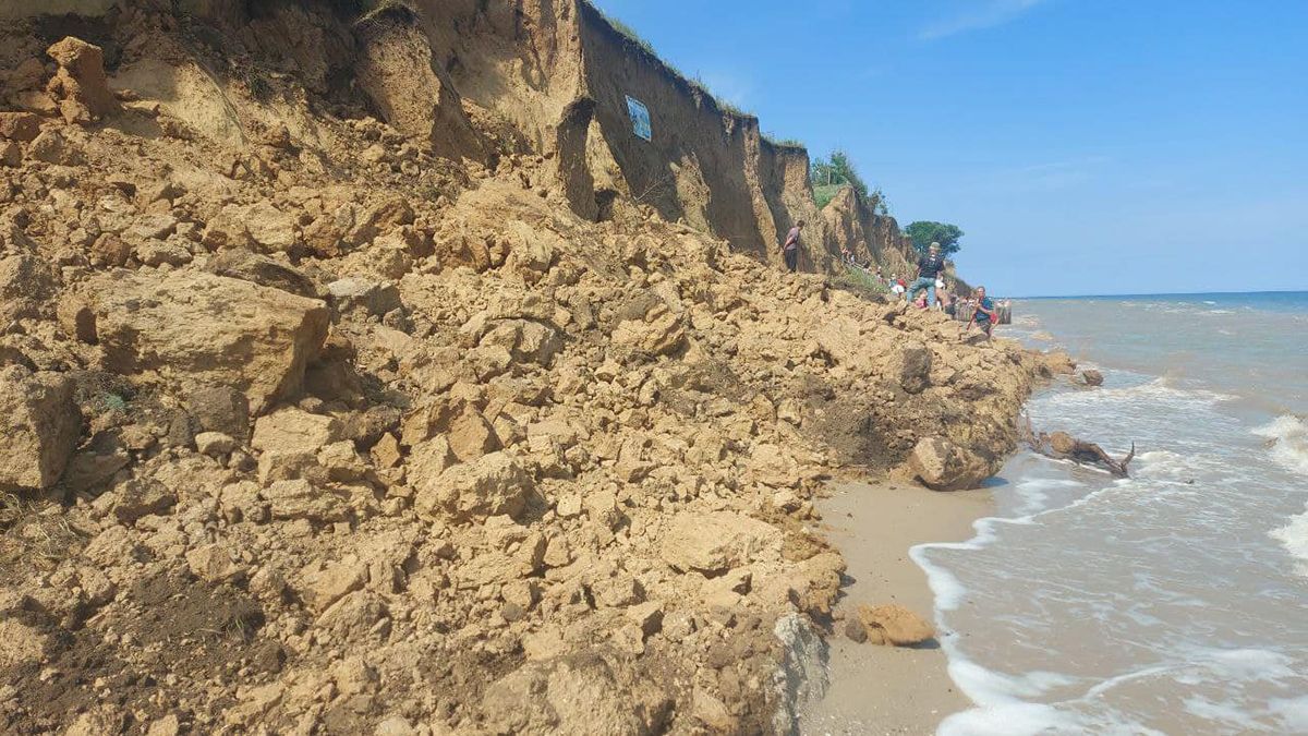 В Одесской области произошел обвал грунта на пляж: ищут пострадавших В Одесской области произошел обвал грунта на пляж: ищут пострадавших
