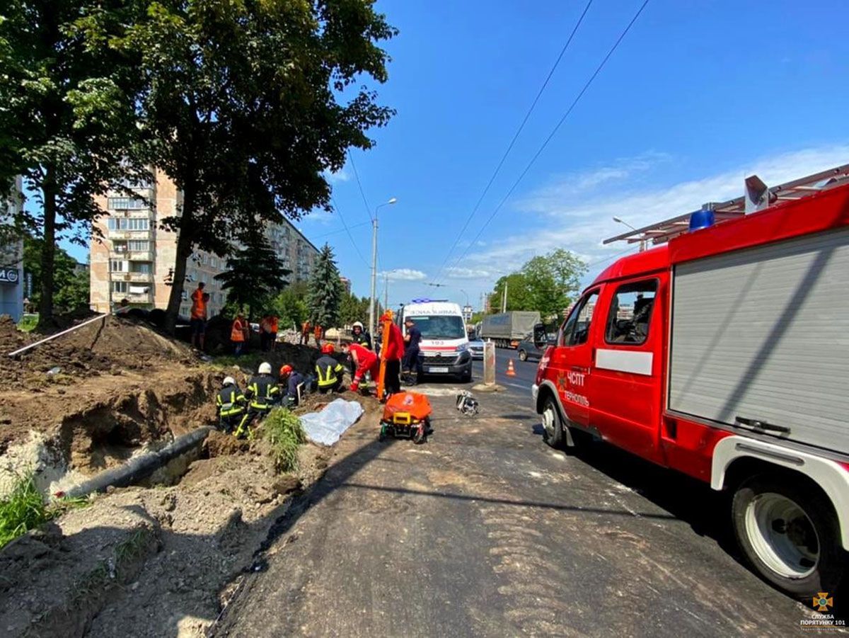 В Тернополе во время земляных работ случился обвал: есть погибший