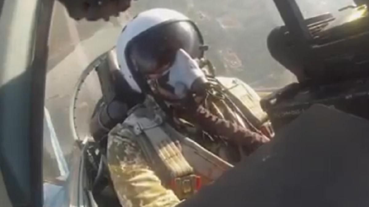 Летчик выполняет фигуры высшего пилотажа: мощное видео