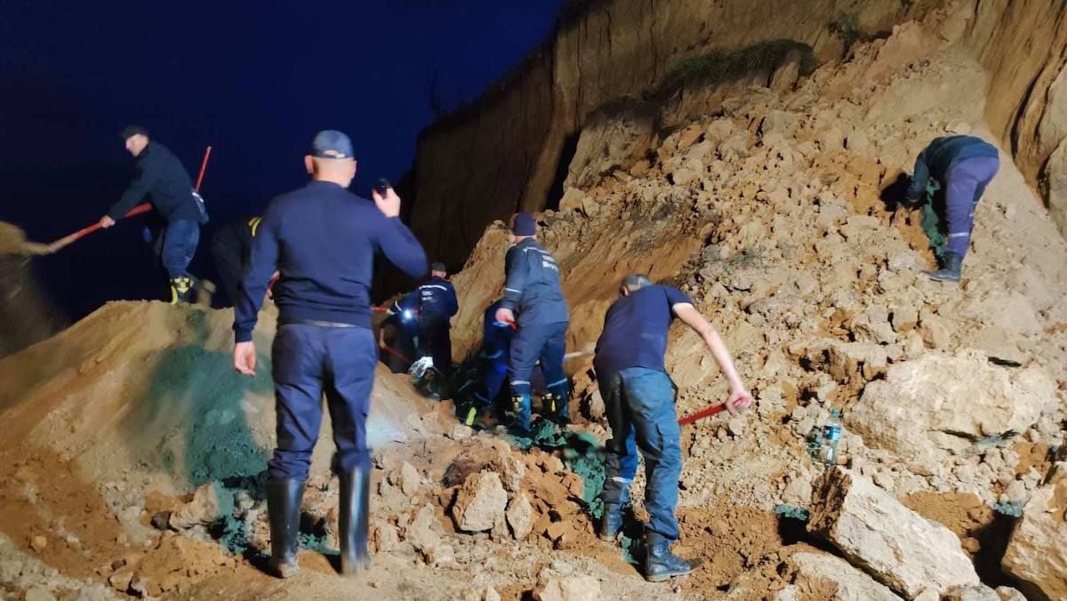 Зсув грунту на пляжі в Лебедівці: подробиці від рятувальників Зсув грунту на пляжі в Лебедівці: подробиці від рятувальників