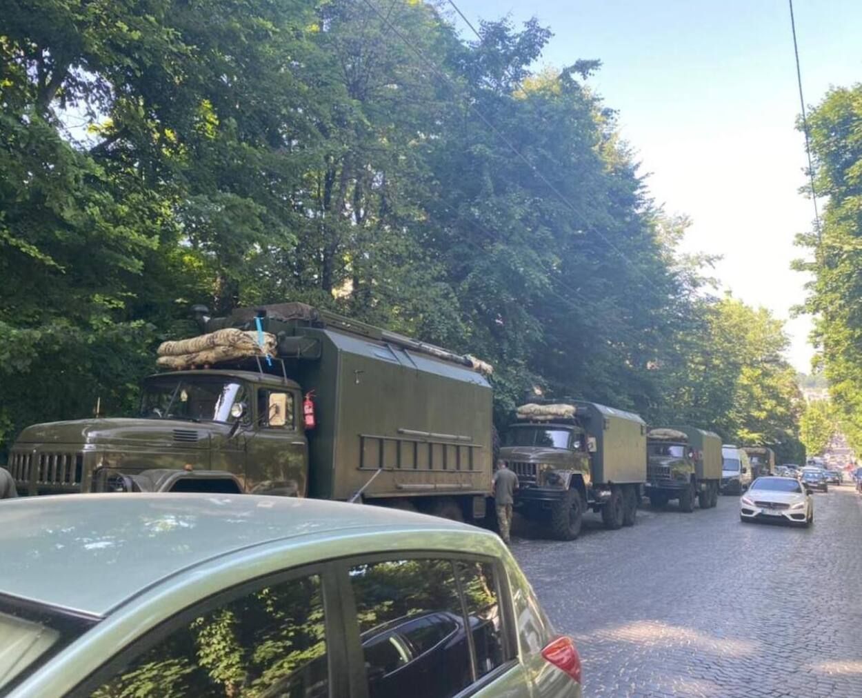 Проїхала військова техніка: УГКЦ заявила про рейдерське захоплення Митрополичих садів у Львові