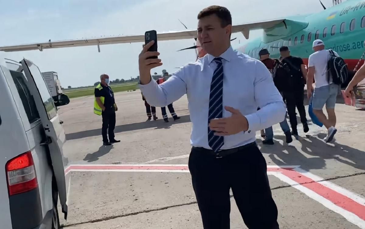 В Киеве вылет самолета задержали из-за Тищенко, который снимал видео В Киеве вылет самолета задержали из-за Тищенко, который снимал видео