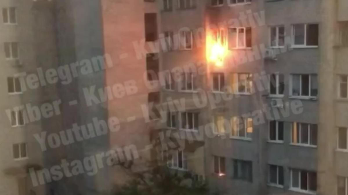В Киеве в многоэтажном доме загорелся кондиционер