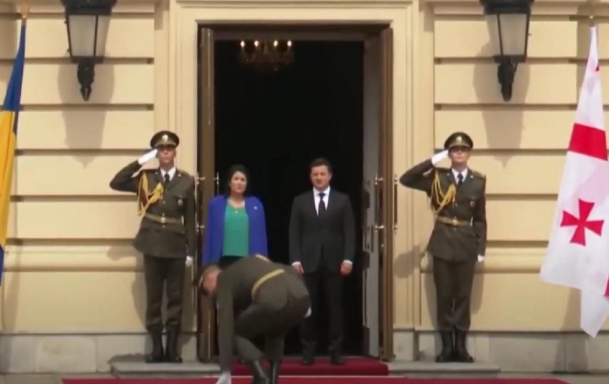 Перед президенткою Грузії в Києві впали піхви від шаблі: відео