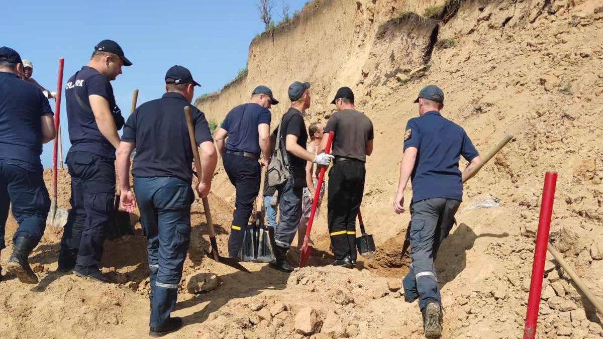 Оползень на пляж в Одесской области: пропавших нашли - видео