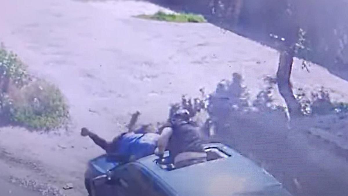 У Харкові чоловік стрибнув на капот грабжників: відео 