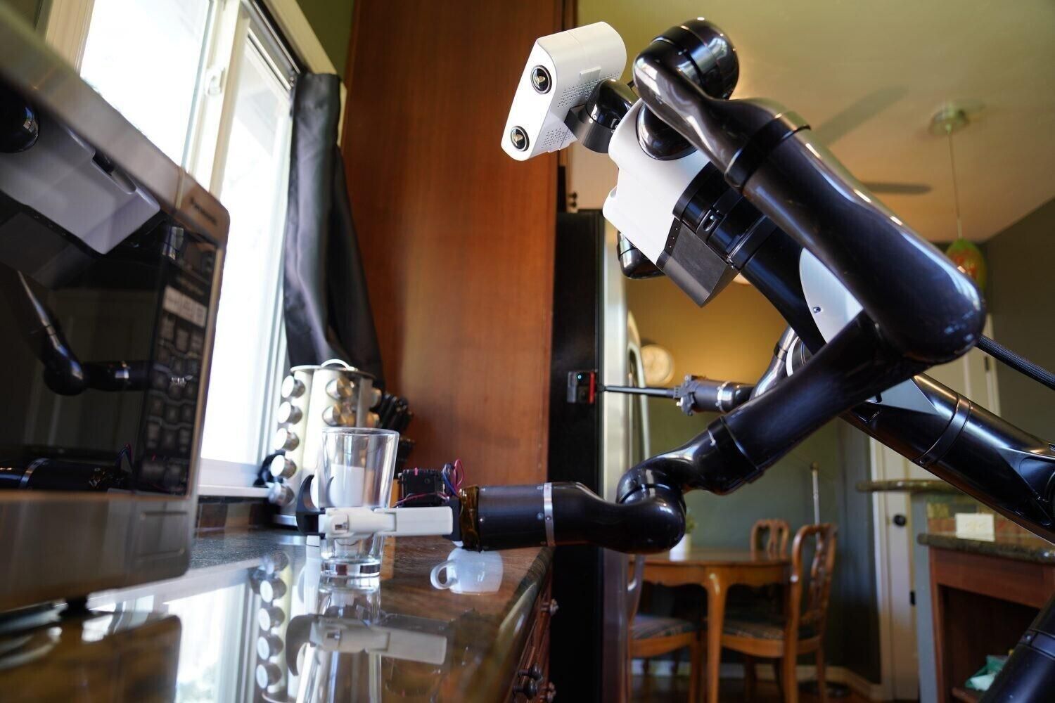 Toyota показала робота-официанта, который может работать с отражениями