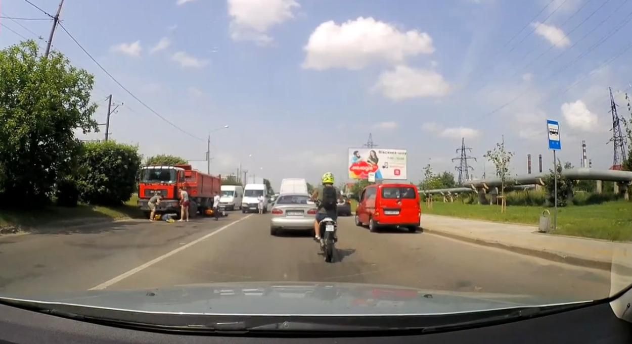 Погиб на месте: во Львове 23.06.2021 мотоциклист столкнулся с грузовиком - видео 