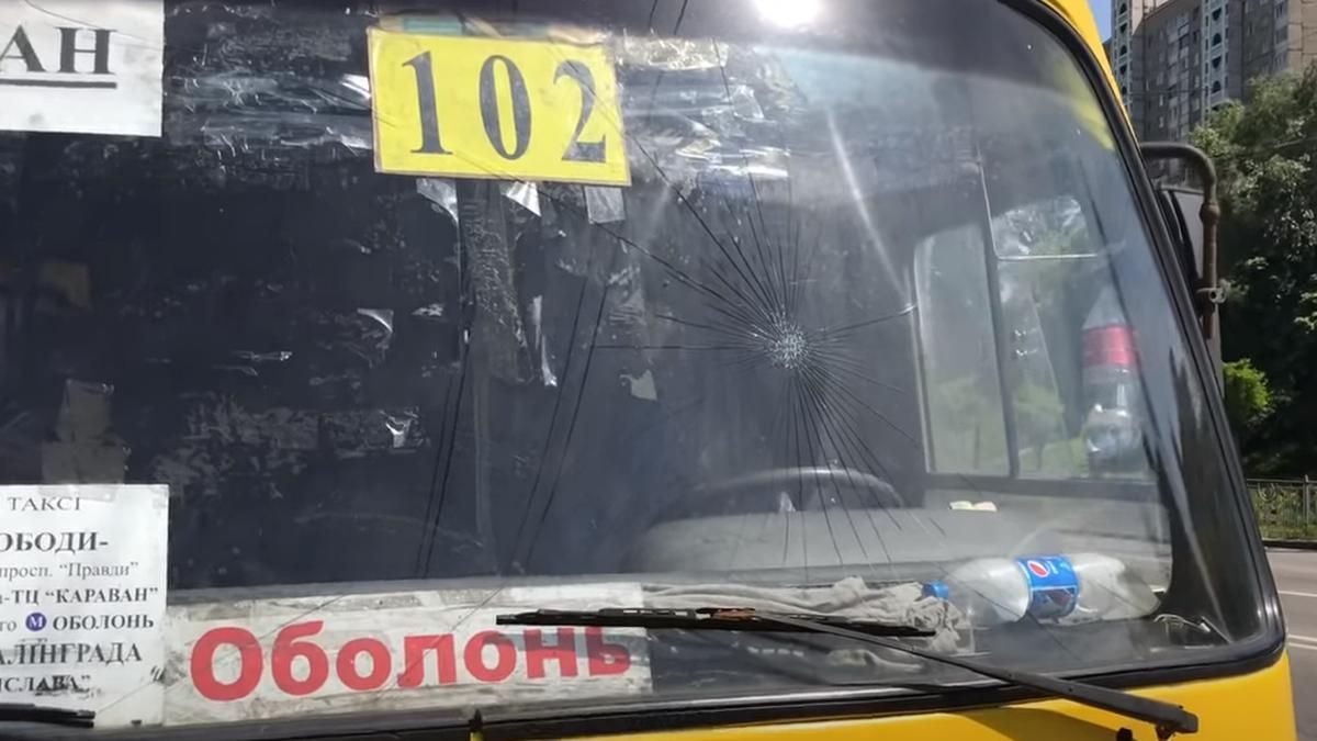 В Киеве маршрутчик зажал ребенка дверью, ему разбили лобовое